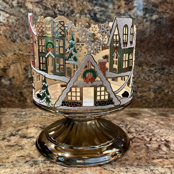 āVillage Sceneā by Bath & Body Works, 3-Wick Candle Holder, 2024 Series, NWT Box - Picture 4 of 15